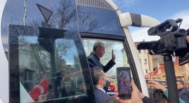 Bursada binlerce kişi Cumhurbaşkanı Erdoğanı bayrak ve karanfillerle karşıladı