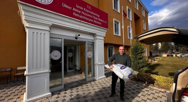 Bursada bir işadamı huzurevine nevresim hediye etti