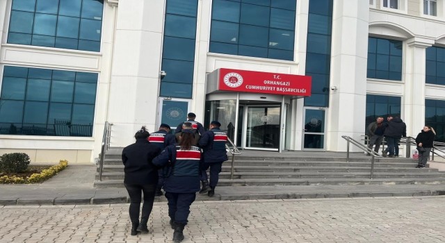 Bursada ev sahibinin hastanede yatmasını fırsat bildiler, evdeki altınlarını çaldılar
