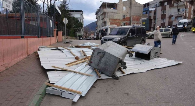 Bursada fırtına hayatı felç etti: Ağaçlar devrildi, otluk alan yangını depoya sıçradı