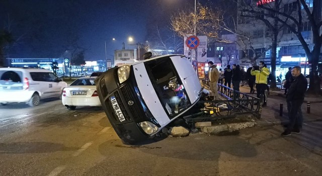 Bursada hafif ticarî araç yan yattı