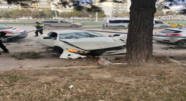 Bursada lüks otomobil ağaca çarparak pert oldu