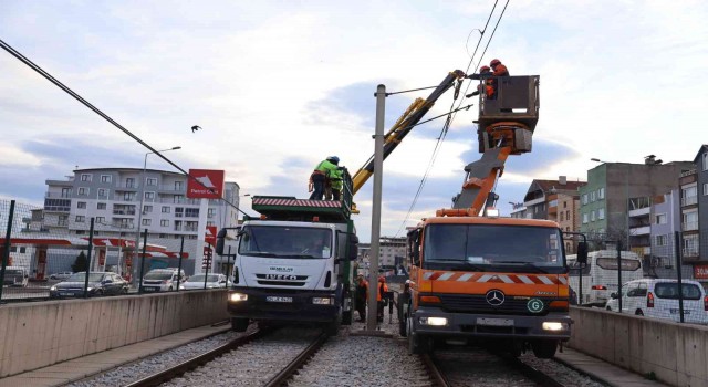 Bursada metro hattına çatı uçtu, ekipler seferber oldu