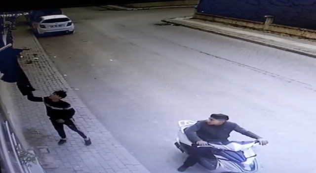 Bursada motosikletli çamaşır hırsızları kamerrada