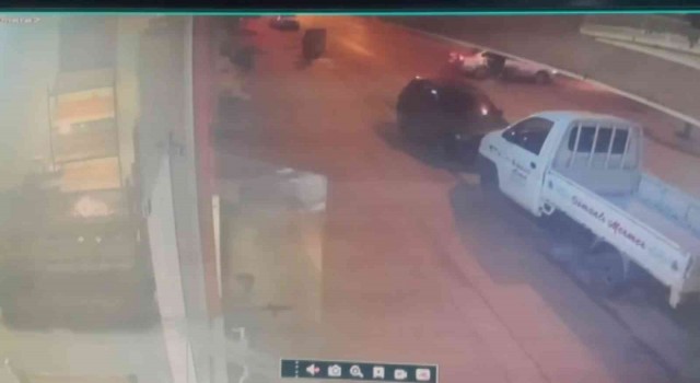 Bursada otomobil ile motosiklet sürücüsünün kazaya karıştığı anlar kamerada