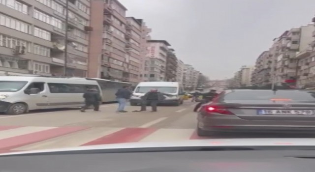 Bursada servis ve otobüs şoförünün yol verme kavgası kameralarda