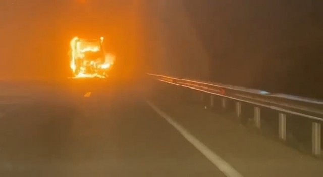 Bursada seyir halindeki yolcu otobüsü alev alev yandı
