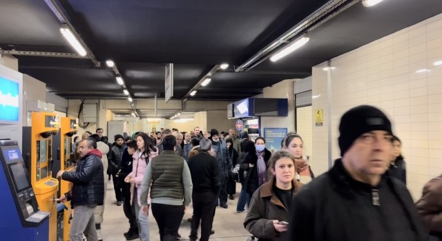 Bursada şiddetli lodos 3 katlı binanın çatısı uçurdu, metro seferleri iptal oldu