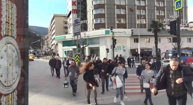 Bursada şiddetli lodos zor anlar yaşatmaya devam ediyor
