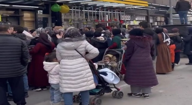 Bursada ucuzluk çılgınlığı...Kadınlar birbirini ezdi
