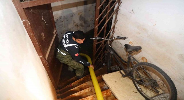 Büyükşehir, fırtınada 136 vakaya müdahale etti