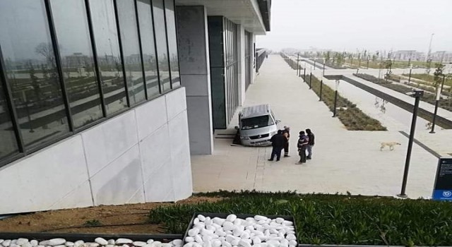Büyükşehrin milyonluk binasının çevresi çöküyor