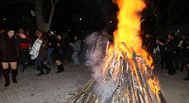 Buz gibi havada ateş başında halaylı yeni yıl coşkusu
