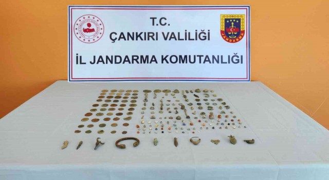 Çankırıda durdurulan araçta 198 adet tarihi eser ele geçirildi: 2 gözaltı