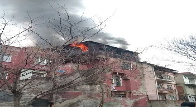Çatı katı alevlere teslim oldu