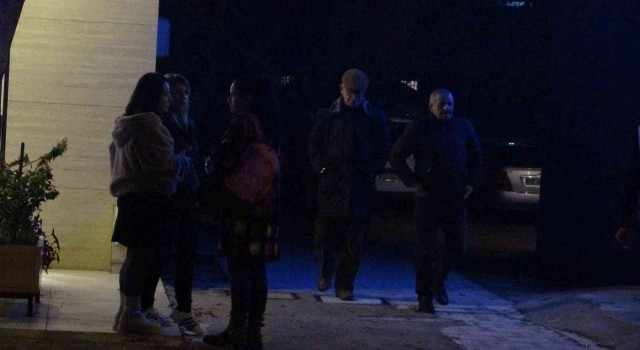 Çatıya çıkınca babasının cesedi ile karşılaştı