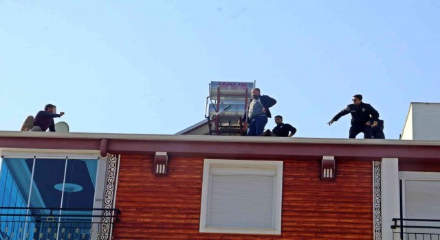 Çatıya çıkıp ecel terleri döktüren adama babasının tek kelimesi yetti