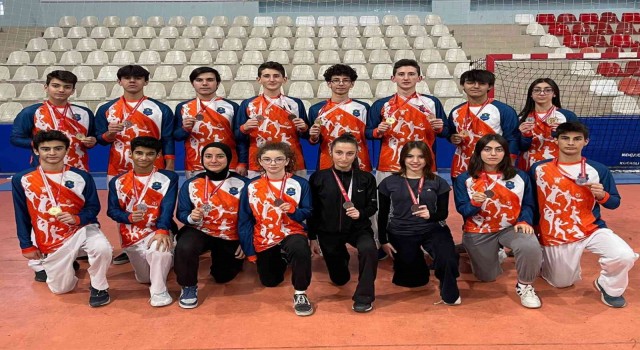 Çayırova Belediyesi karate takımı madalyaları topladı