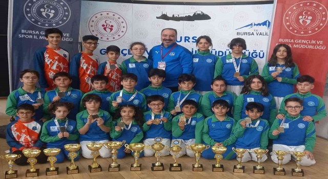 Çayırovalı karateciler Bursadan 15 kupa ve 14 madalyayla döndü