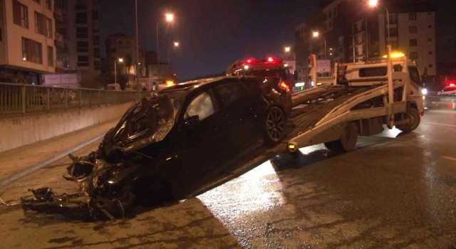 Çekmeköyde kontrolden çıkıp takla atan aracın motoru yola fırladı: 3 yaralı