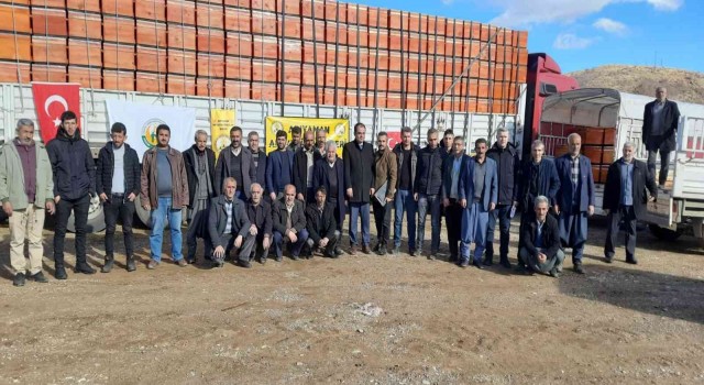 Çelikhanda arıcılara kovan dağıtıldı
