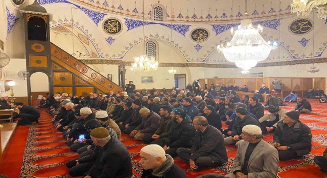 Cemaat tarihi Yıldırım Beyazıt Camiinde sabah namazında buluştu