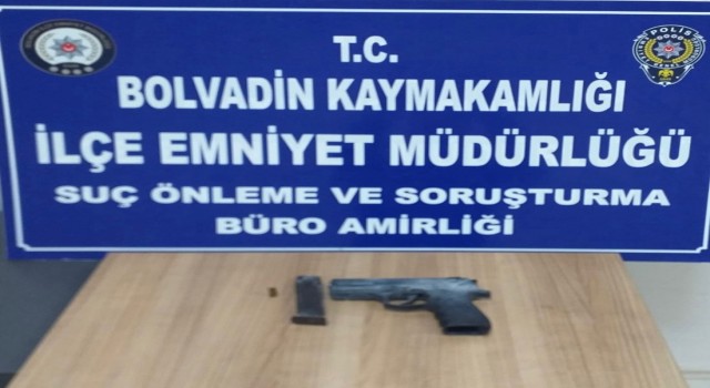 Çevreyi rahatsız eden şahısların aracında ruhsatsız silah çıktı