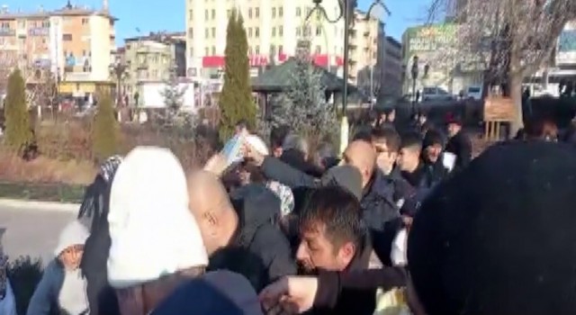CHP Erzurumda Kuran-ı Kerim dağıttı, vatandaşlar birbirleriyle yarıştı