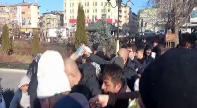 CHP Erzurumda Kuran-ı Kerim dağıttı, vatandaşlar birbirleriyle yarıştı