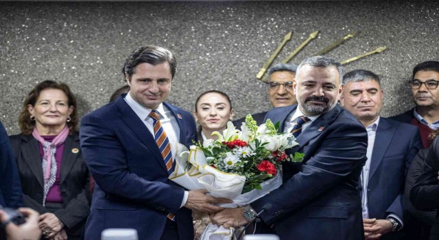 CHP İzmirin yeni başkanı Aslanoğlu görevi devraldı