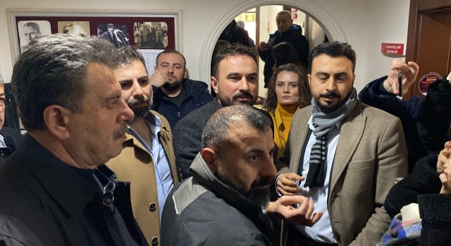 CHPde olaylı seçim: Parti üyeleri yeni seçilen başkanı istifaya davet etti