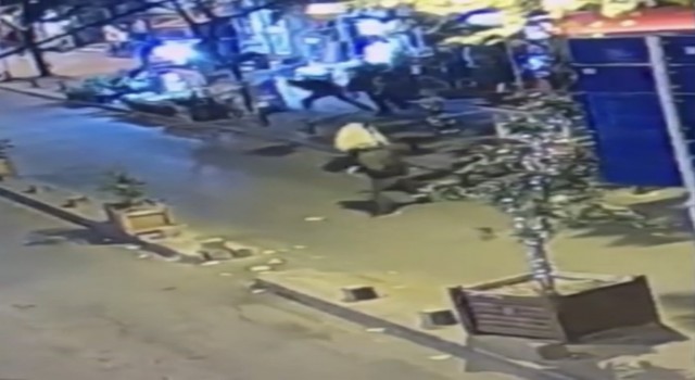 Cihangirde suikast silahıyla silahlı saldırı kamerada: Oğlunu vurduran adamı vurdu