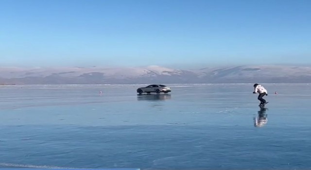 Çıldır Gölünde buz patencileri ile otomobilin performansı