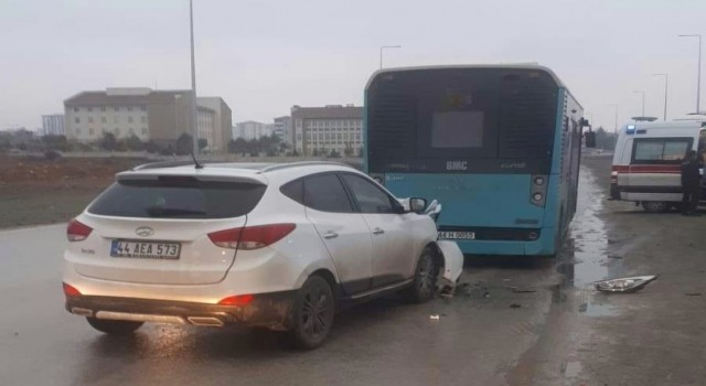 Cip ile otobüs çarpıştı: 2 yaralı