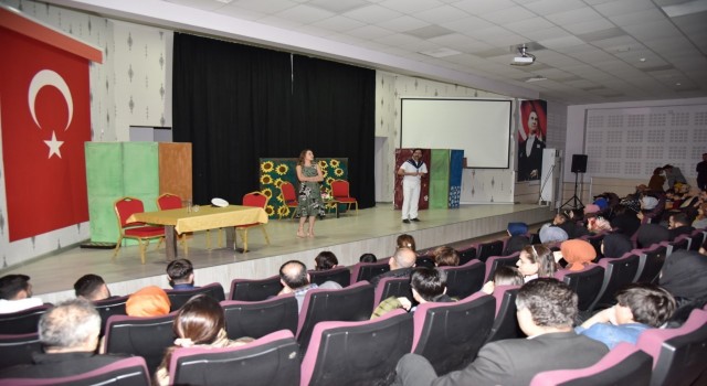 Çocuklar aileleriyle birlikte tiyatro keyfi yaşadı