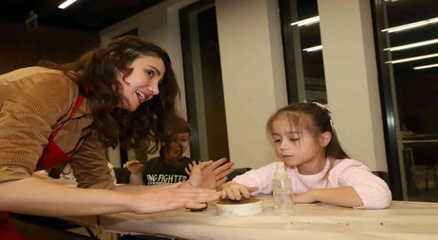 Çocuklar sanat ve eğlence atölyelerinde