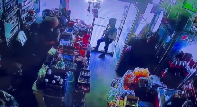 Çocuklardan akılalmaz hırsızlık planı: Biri oyaladı, diğeri ise paraları aldı