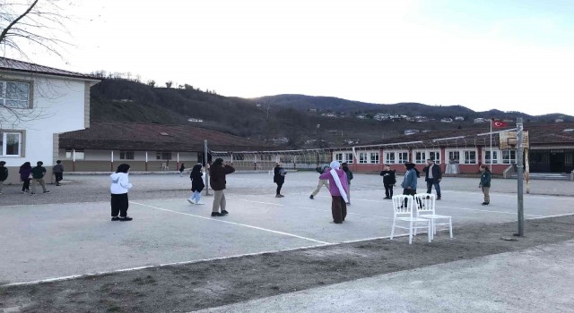 Çocukları patlak topla oynarken gördü, duyarsız kalmadı