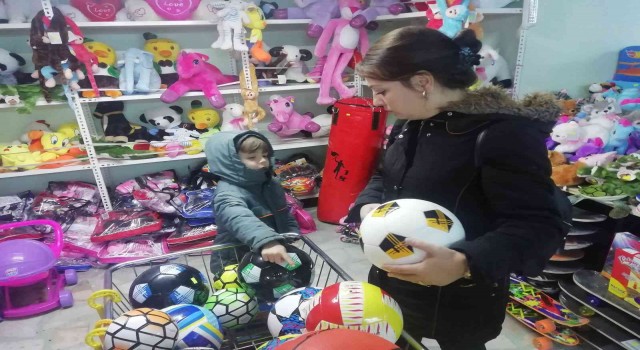 Çocuklarına karne hediyesi almak isteyen aileler oyuncakçıların işlerini arttırdı