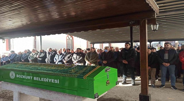 Çok sevdiği Fenerbahçenin mağlup olduğu derbi sırasında kalp krizi geçiren vatandaş hayatını kaybetti