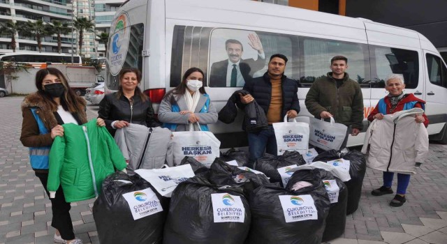 Çukurova Belediyesi, çocuklara mont hediye etti