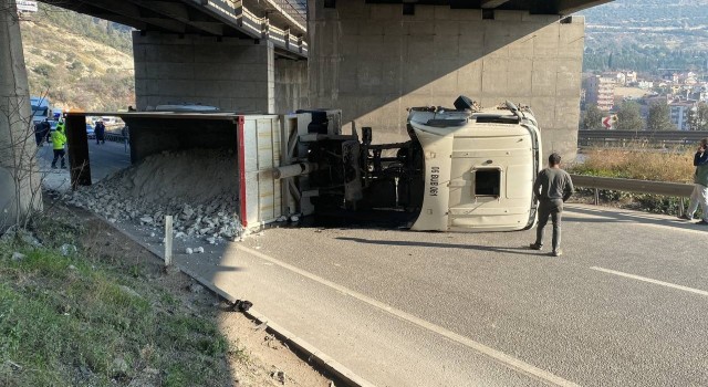 D-100de tır devrildi, yol kapandı: 1 yaralı