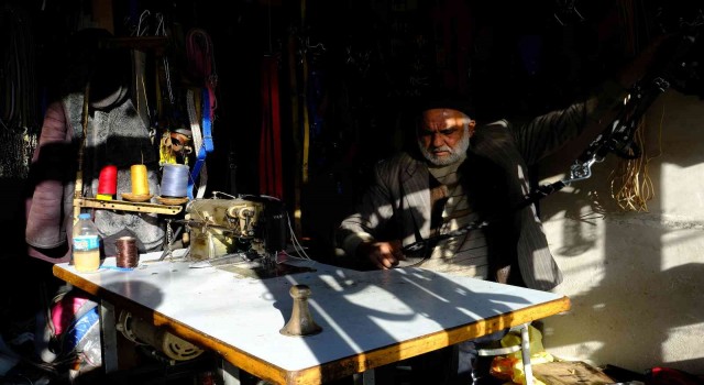 Dede yadigarı saraçlık mesleğini yarım asrı aşkındır sürdürüyor