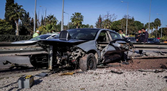 Demir bariyer otomobile ok gibi saplandı, sıkışan sürücü itfaiye ekiplerince kurtarıldı