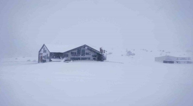 Denizlinin yüksek kesimlerinde kar kalınlığı 40 santime ulaştı