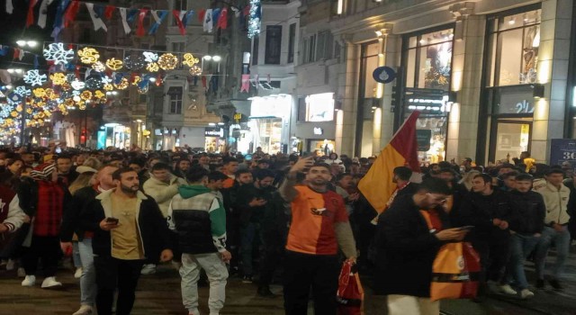 Derbiyi kazanan Galatasaray taraftarları Taksim Meydanında kutlama yaptı