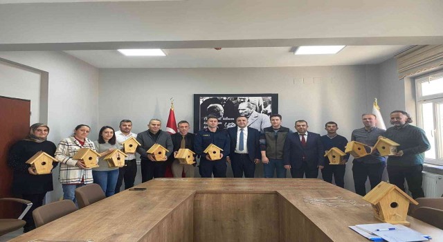 Derebucakta kuşlara ahşaptan sıcak yuva