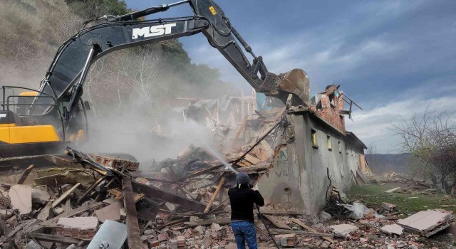 Devlet ormanında inşa edilen kaçak yapılara yıkım