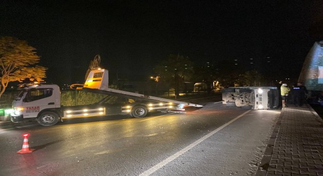 Devrilen kamyonetten yaralanmadan çıkan sürücü, polisten kaçarken yüksekten düşüp yaralandı