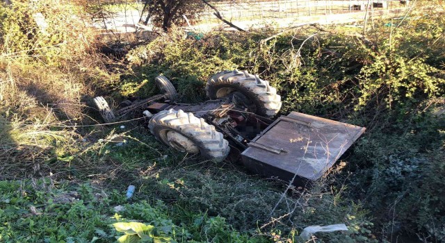 Devrilen traktörün altında kalan sürücü hayatını kaybetti